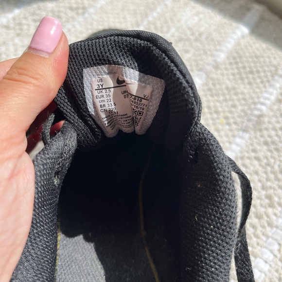Nike Airmax Sneakers Black and White. Size US 3Y. Great for back to school. - Picture 4 of 4